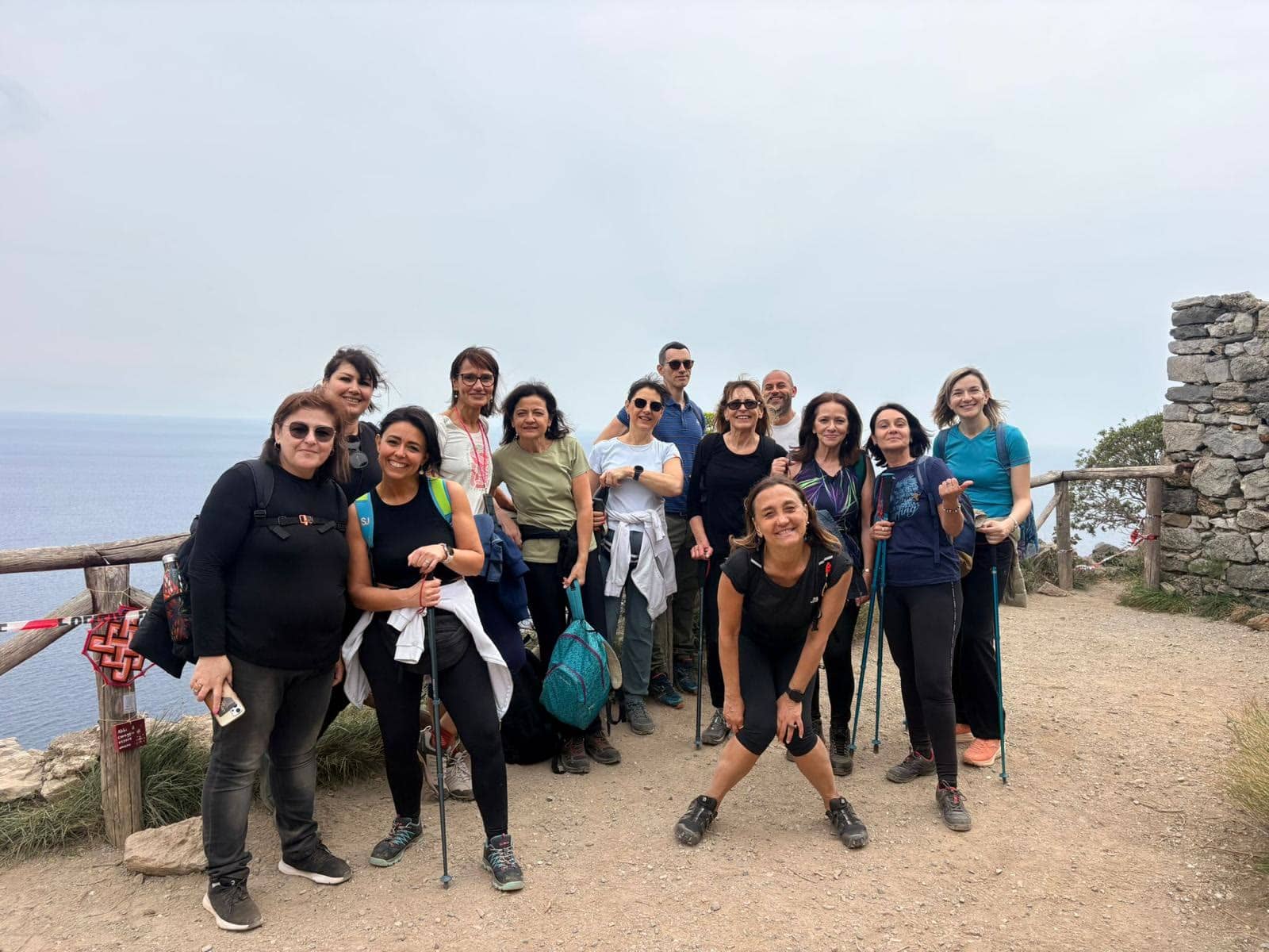 Il gruppo a un belvedere sul mare durante un'escursione