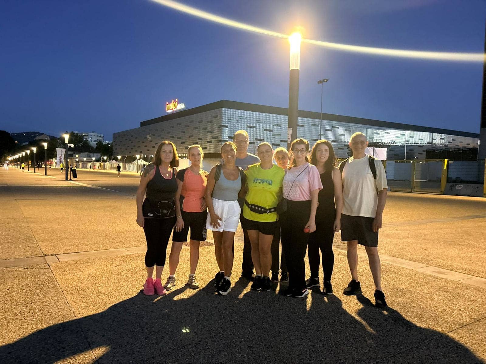 Il gruppo in posa di sera davanti all'Inalpi Arena illuminata